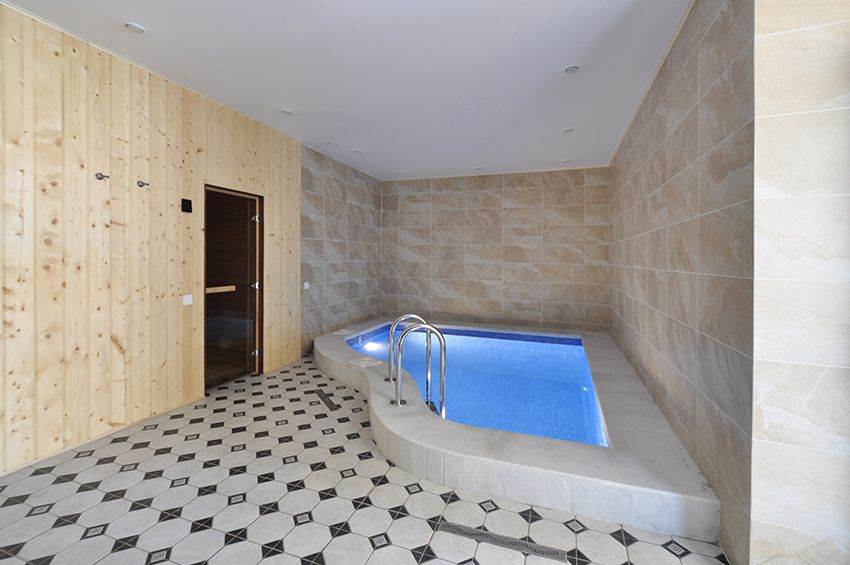 Современный коммерческий бассейн в зоне отдыха