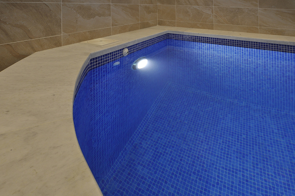 Коммерческий бассейн для зоны отдыха и релакса