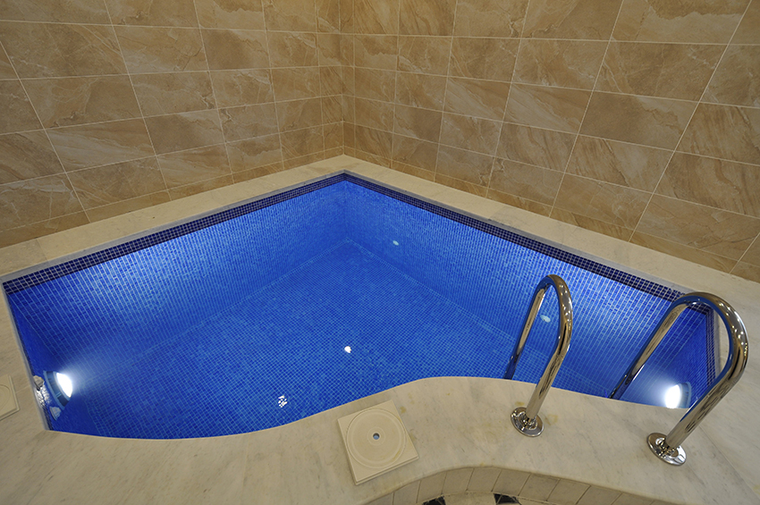 Коммерческий бассейн в общественной зоне отдыха